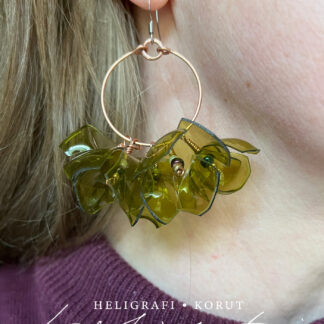 Kukkahuuppi-korvakorut, useita värejä