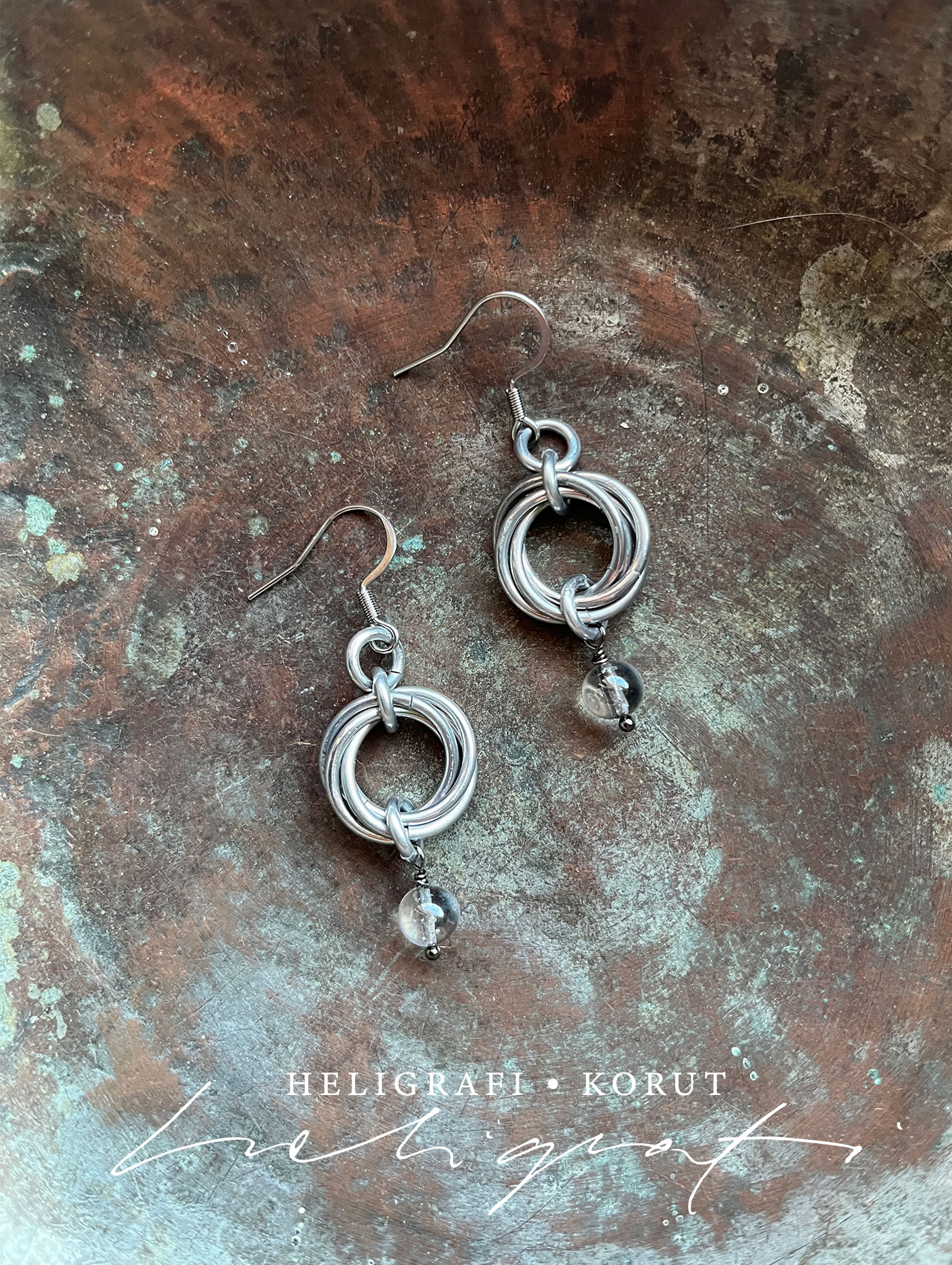 rakkaussolmu korvakorut