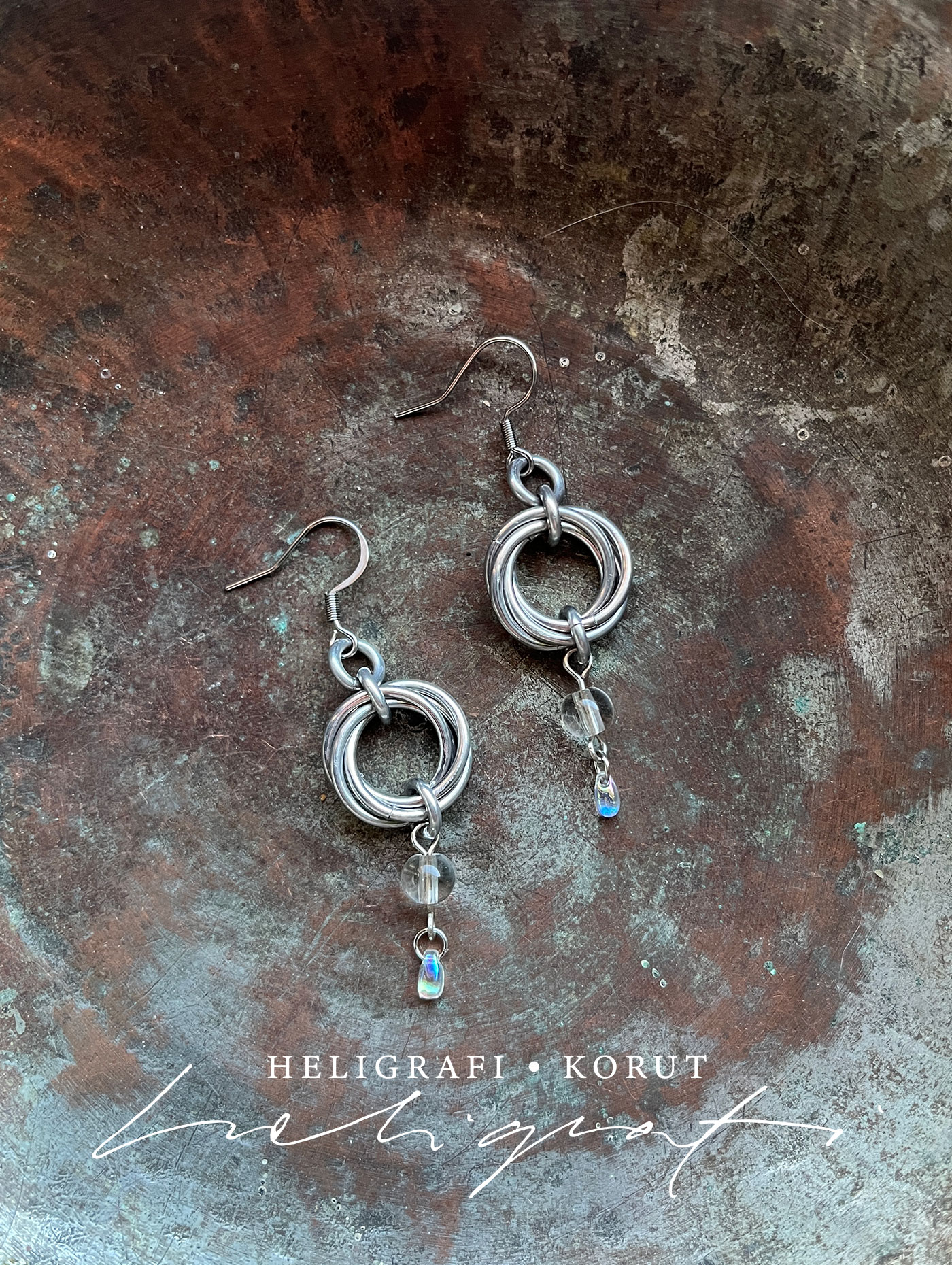 rakkaussolmu korvakorut