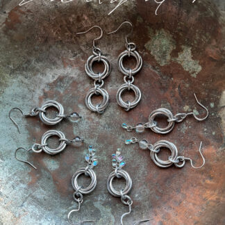 rakkaussolmu korvakorut