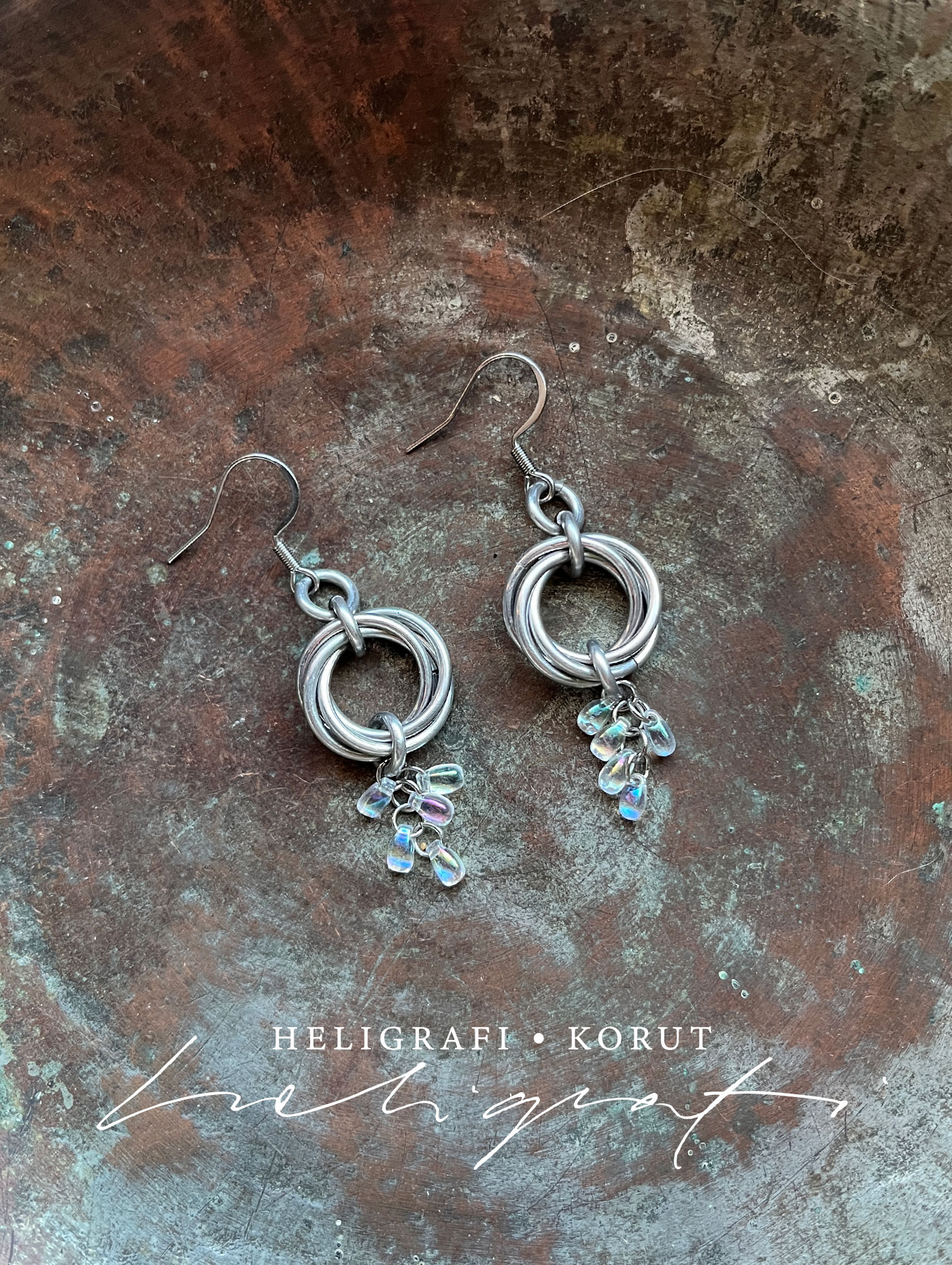 rakkaussolmu korvakorut