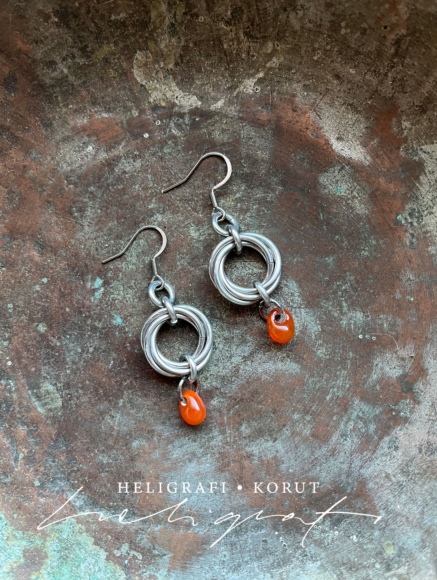 rakkaussolmu korvakorut