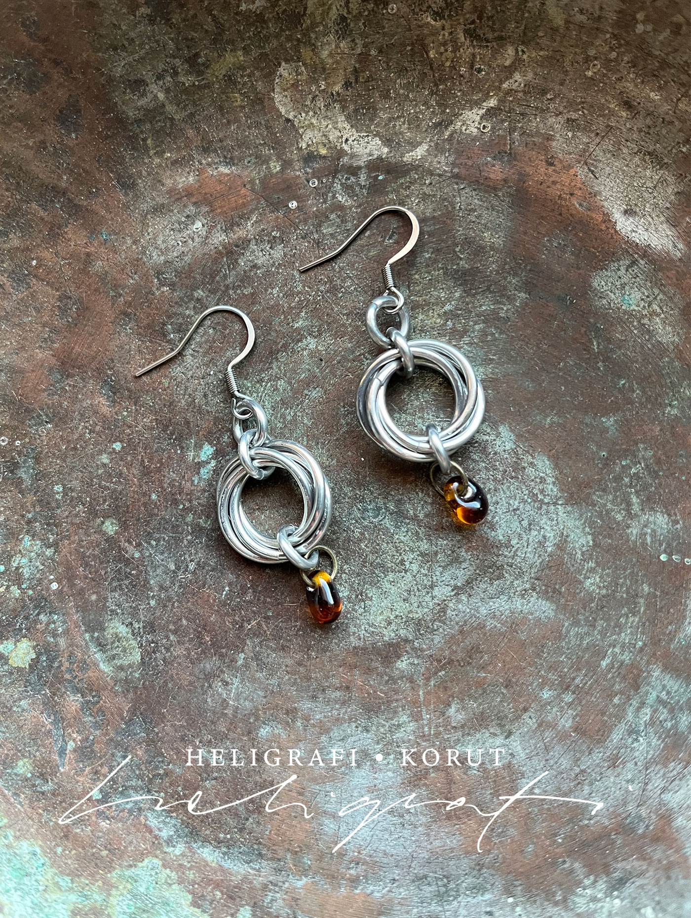 rakkaussolmu korvakorut