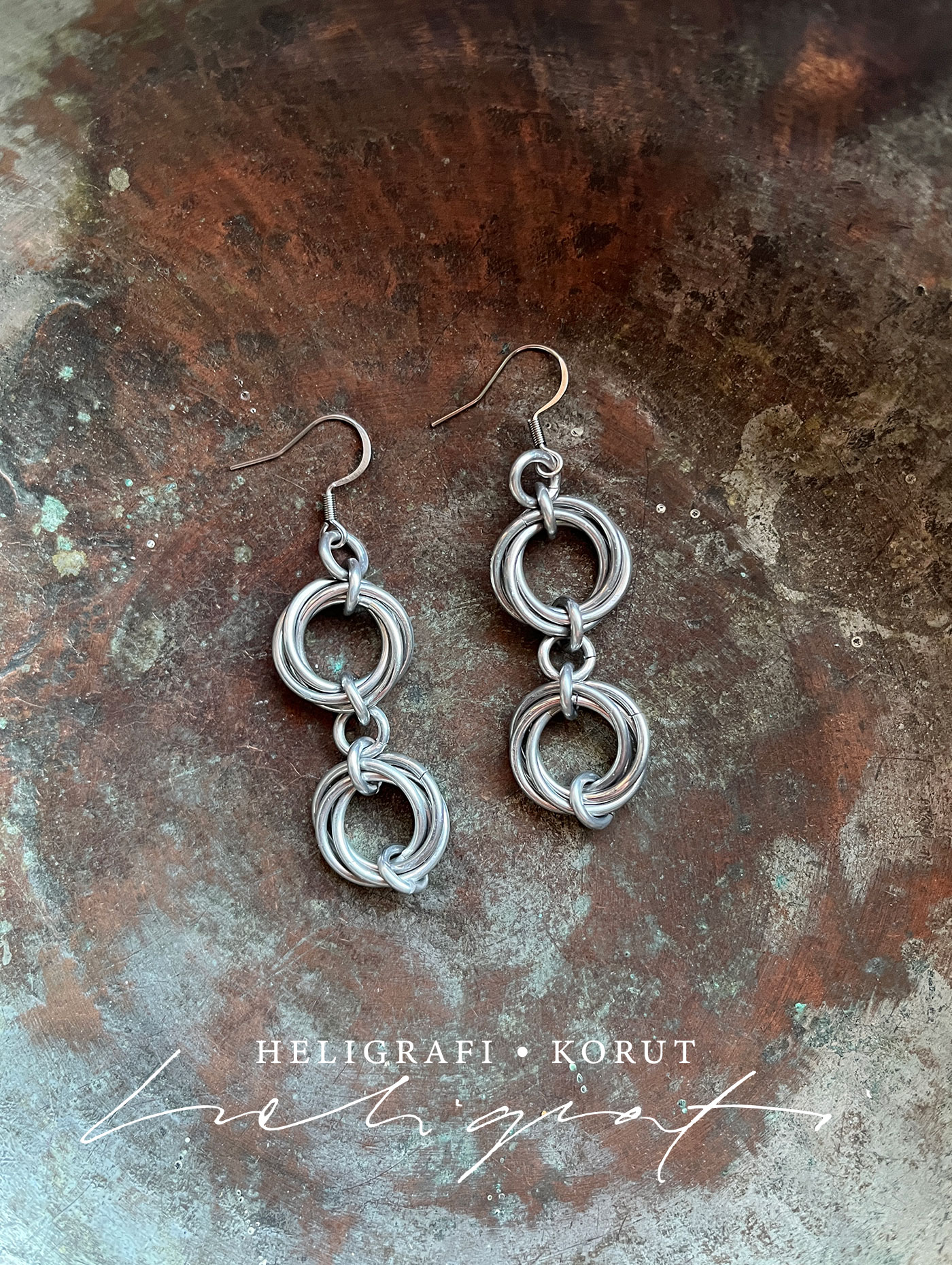 rakkaussolmu korvakorut