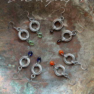 rakkaussolmu korvakorut